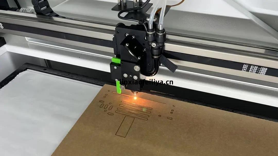 地形越障(zhang)排(pai)爆(bao)小(xiao)車(che)的(de)主體基(ji)板(ban)（底(di)盤）的(de)制(zhi)作